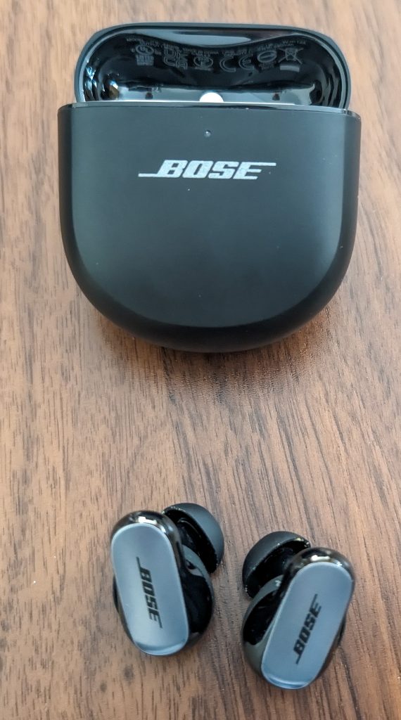 Bose QuietComfort Ultra EarBuds Bluetooth-Kopfhörer Ladecase offen darunter die Buds