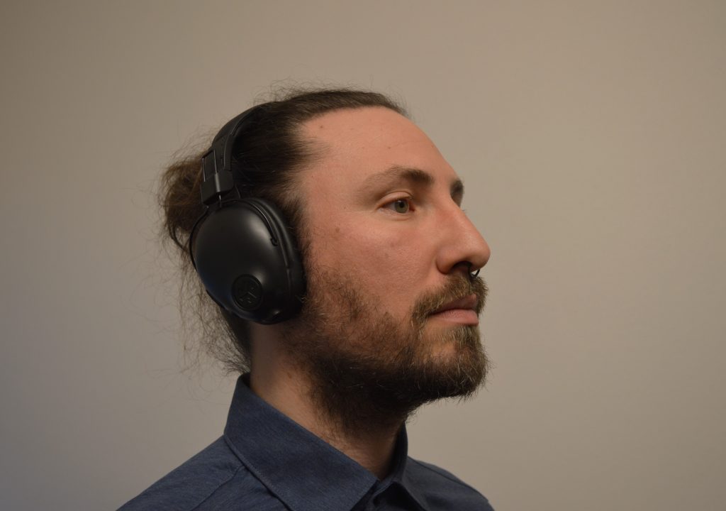 JLab Studio Pro Over-Ear-Kopfhörer Aufgesetzt Ansicht Vorne Rechts
