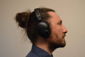 JLab Studio Pro Over-Ear-Kopfhörer Aufgesetzt Ansicht Rechts