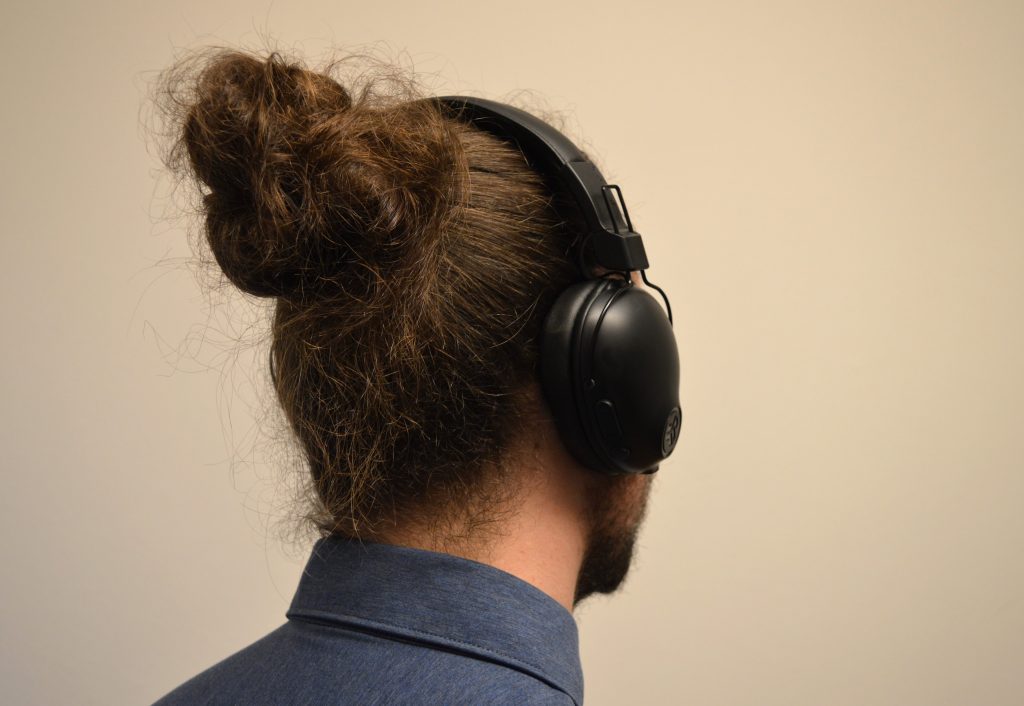 JLab Studio Pro Over-Ear-Kopfhörer Aufgesetzt Ansicht Hinten Rechts