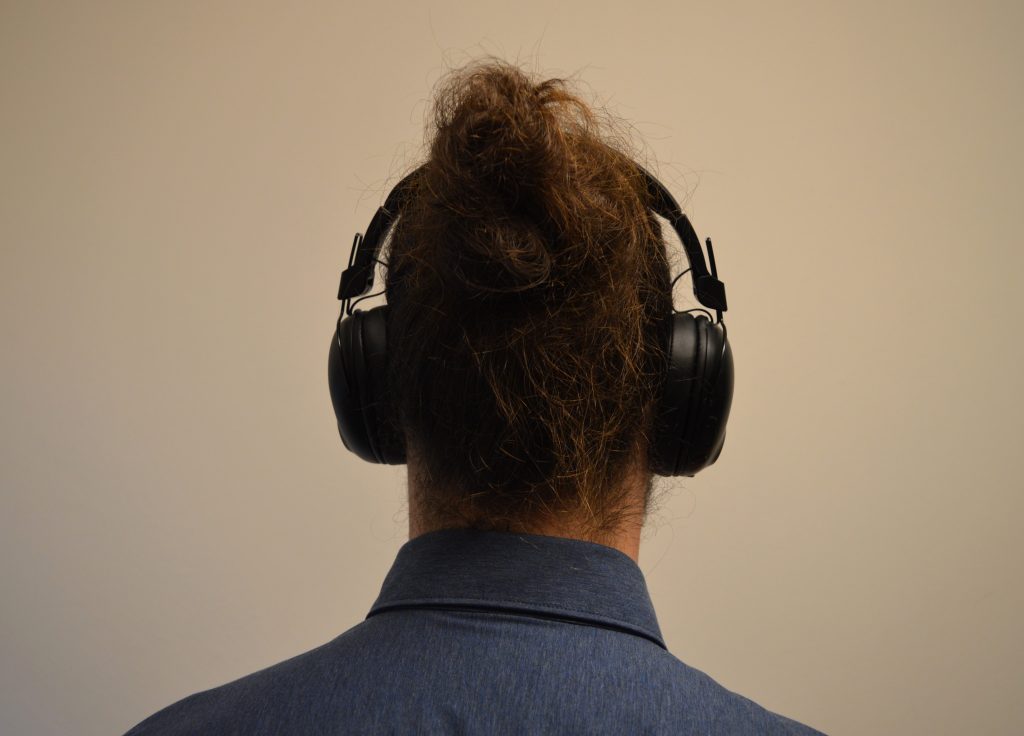 JLab Studio Pro Over-Ear-Kopfhörer Aufgesetzt Ansicht Hinten