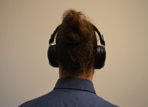 JLab Studio Pro Over-Ear-Kopfhörer Aufgesetzt Ansicht Hinten