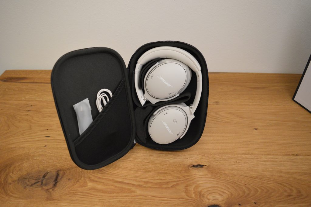 Bose QuietComfort Over-Ear-Kopfhörer Transportbox geöffnet