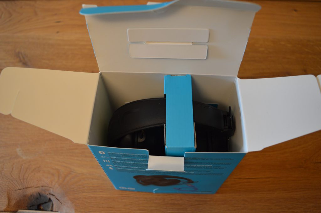 JLab Studio Pro Over-Ear-Kopfhörer Verpackung geöffnet