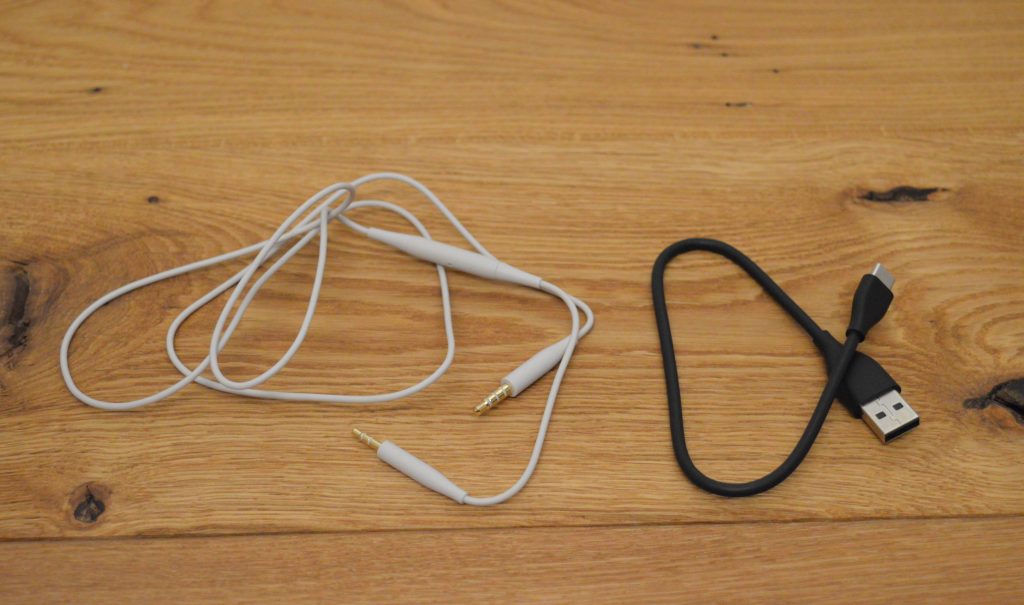 Bose QuietComfort Over-Ear-Kopfhörer Verpackungsinhalt Kabel geöffnet