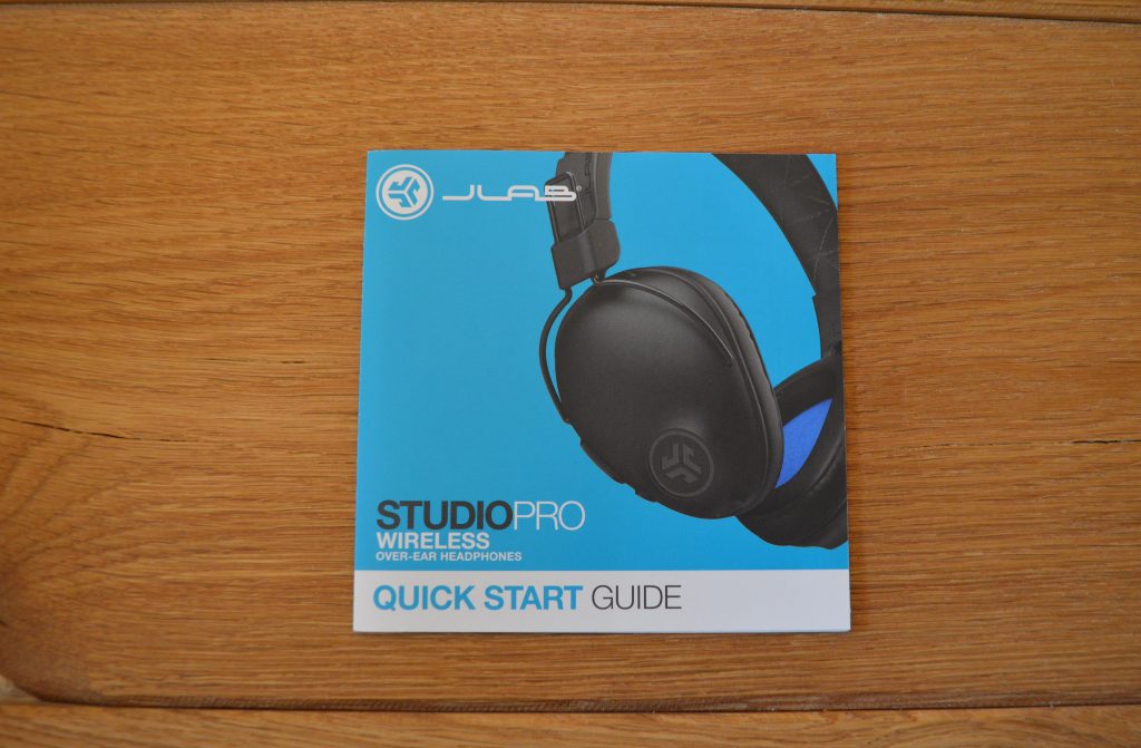 JLab Studio Pro Over-Ear-Kopfhörer Verpackungsinhalt Schnellstartanleitung