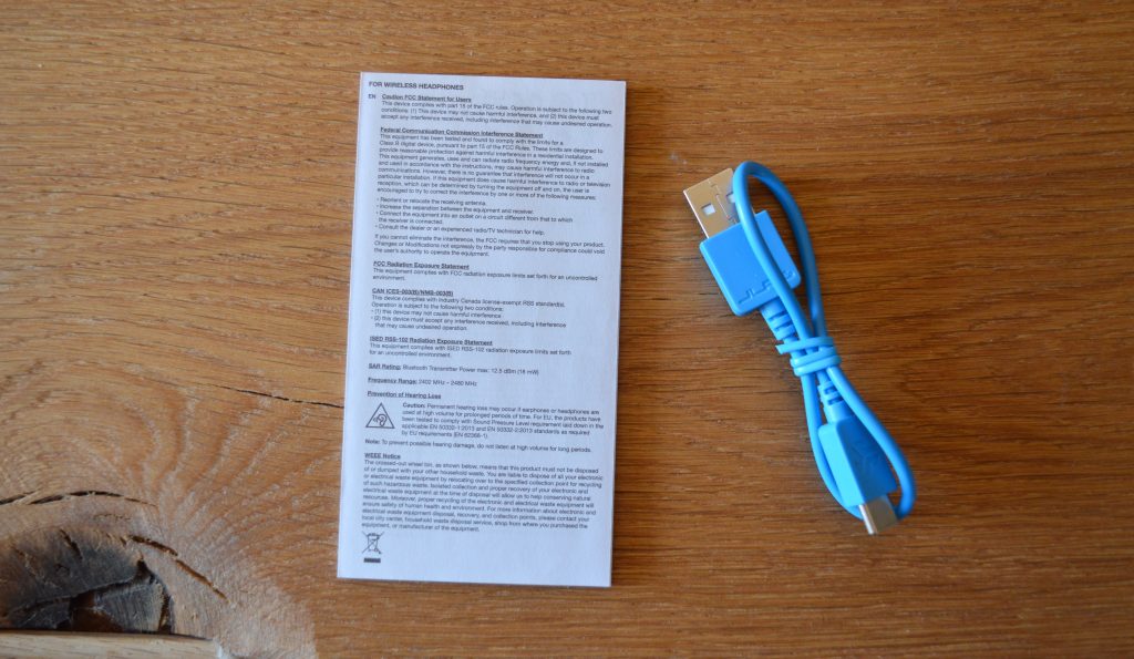 JLab Studio Pro Over-Ear-Kopfhörer Verpackungsinhalt Kabel und Sicherheitshinweise
