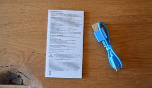 JLab Studio Pro Over-Ear-Kopfhörer Verpackungsinhalt Kabel und Sicherheitshinweise