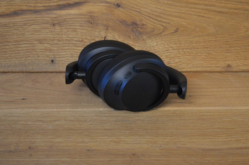 1More SonoFlow SE HQ30 Over-Ear-Kopfhörer zusammengeklappt liegend