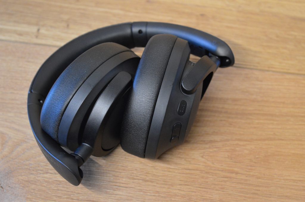 1More SonoFlow SE HQ30 Over-Ear-Kopfhörer zusammengeklappt von oben