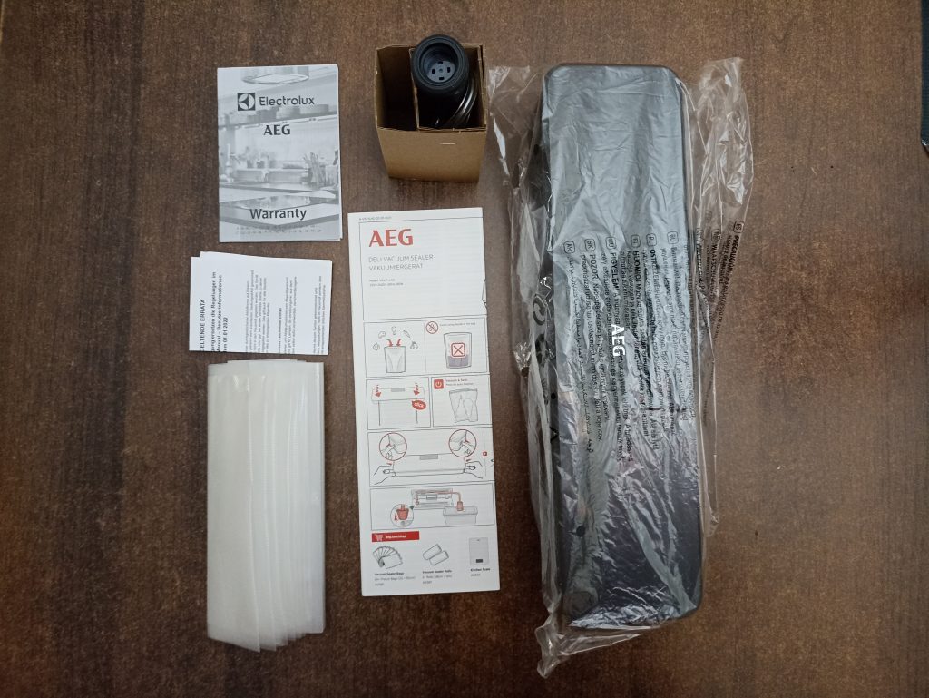 AEG VS4-1-4AG Vakuumierer, Lieferumfang mit Innenverpackung, ohne Kartoneinlage