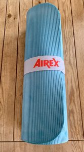 AIREX® Fitline 180 Gymnastikmatte ausgepackt mit Gummiband