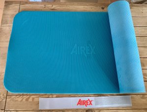 AIREX® Fitline 180 Gymnastikmatte ausgerollt mit Logo auf der Matte