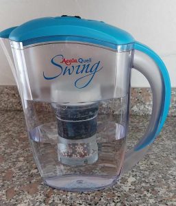AcalaQuell Swing Wasserfilter mit gefiltertem Wasser