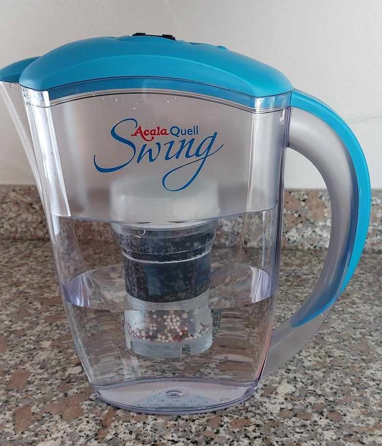 AcalaQuell Swing Wasserfilter mit gefiltertem Wasser