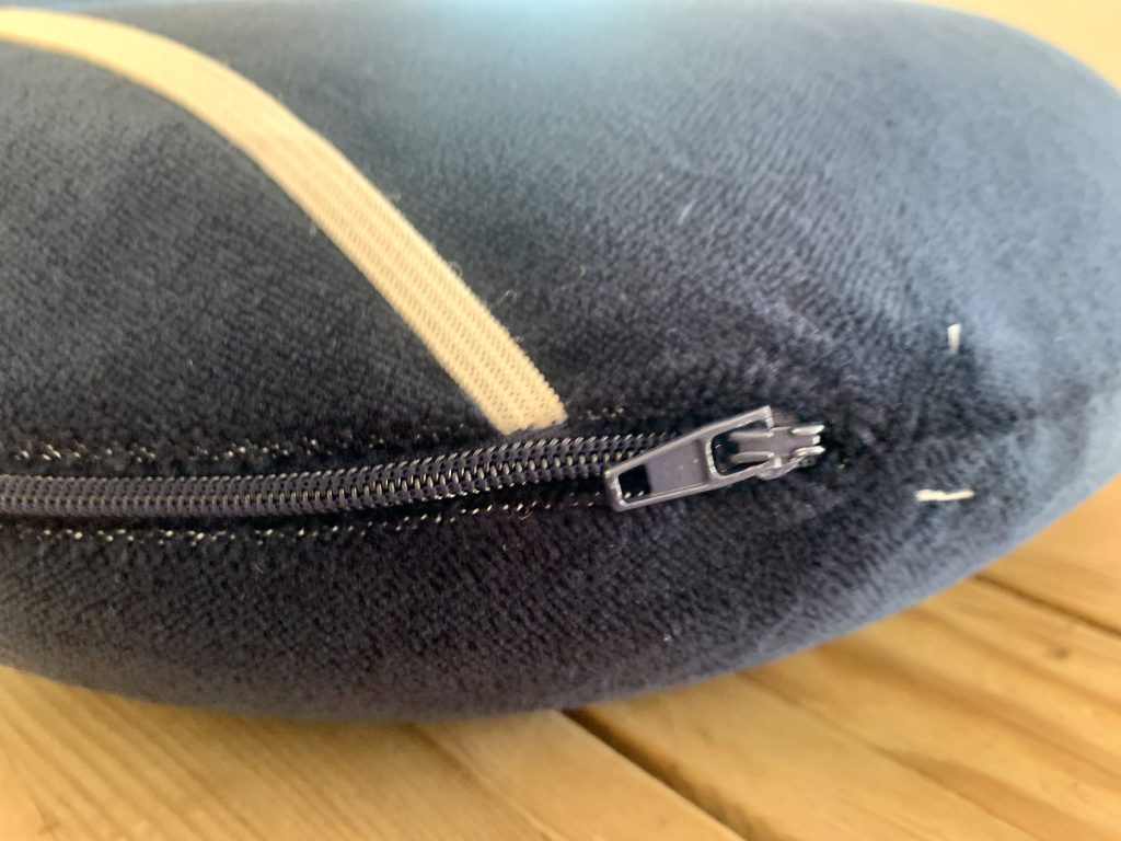 Amazon Basics Nackenkissen Nahaufnahme Reißverschluss