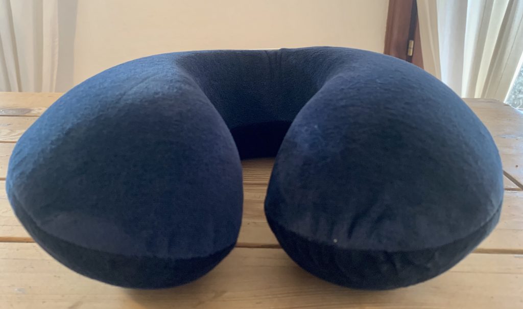 Amazon Basics Nackenkissen mit Bezug Schrägansicht