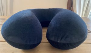 Amazon Basics Nackenkissen mit Bezug Schrägansicht
