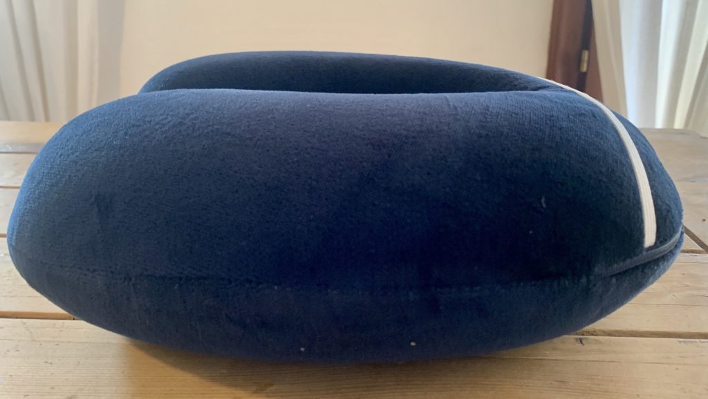 Amazon Basics Nackenkissen mit Bezug Seitensicht