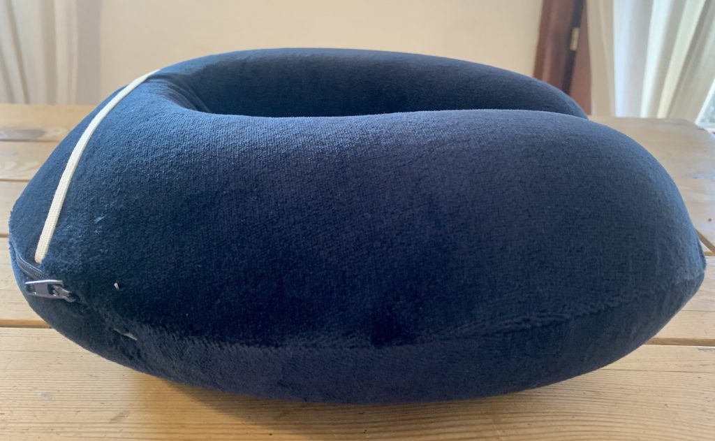 Amazon Basics Nackenkissen mit Bezug von der linken Seite