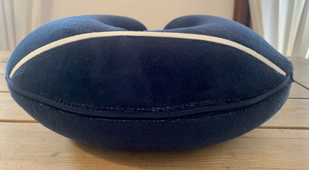Amazon Basics Nackenkissen mit Bezug von hinten