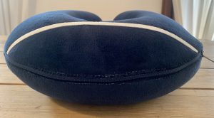 Amazon Basics Nackenkissen mit Bezug von hinten