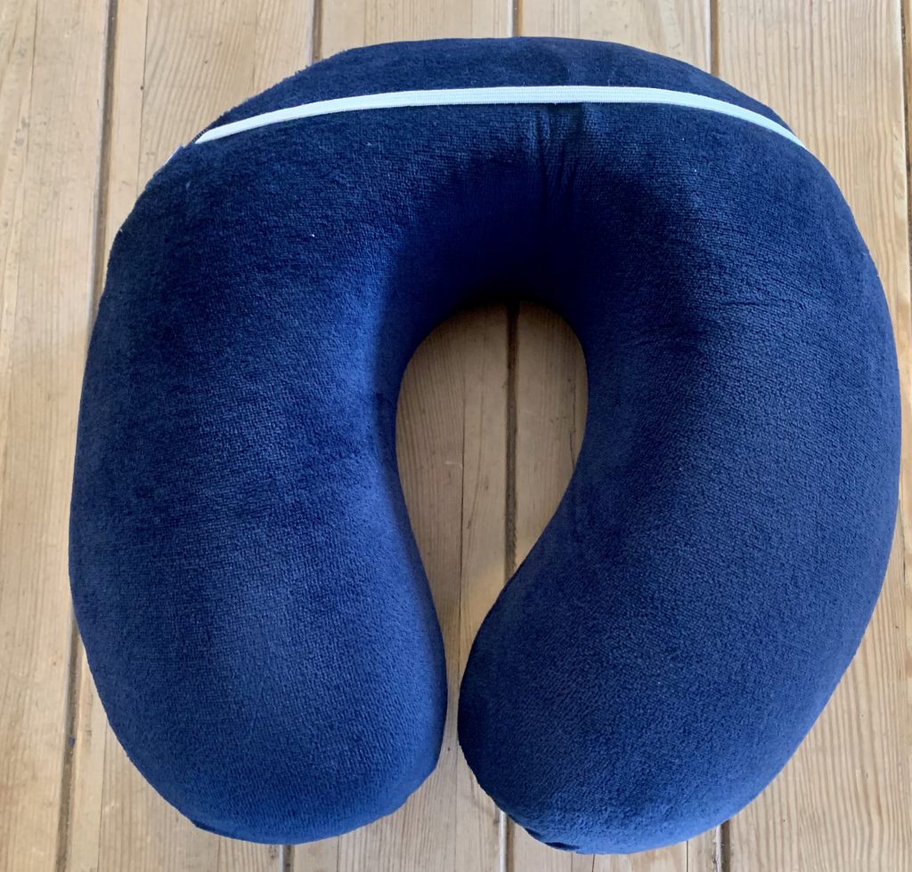 Amazon Basics Nackenkissen mit Bezug von oben