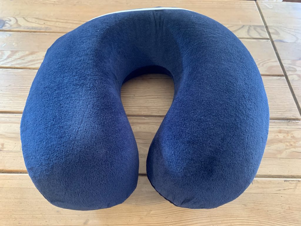 Amazon Basics Nackenkissen mit Bezug von unten