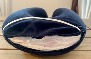 Amazon Basics Nackenkissen mit geöffnetem Reißverschluss