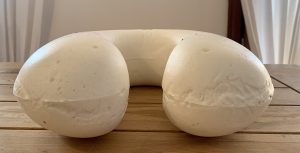 Amazon Basics Nackenkissen ohne Bezug von vorne