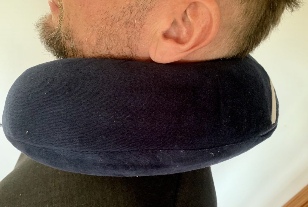 Amazon Basics Nackenkissen von der Seite bei männlicher Testperson