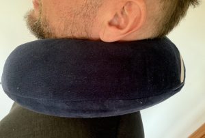 Amazon Basics Nackenkissen von der Seite bei männlicher Testperson