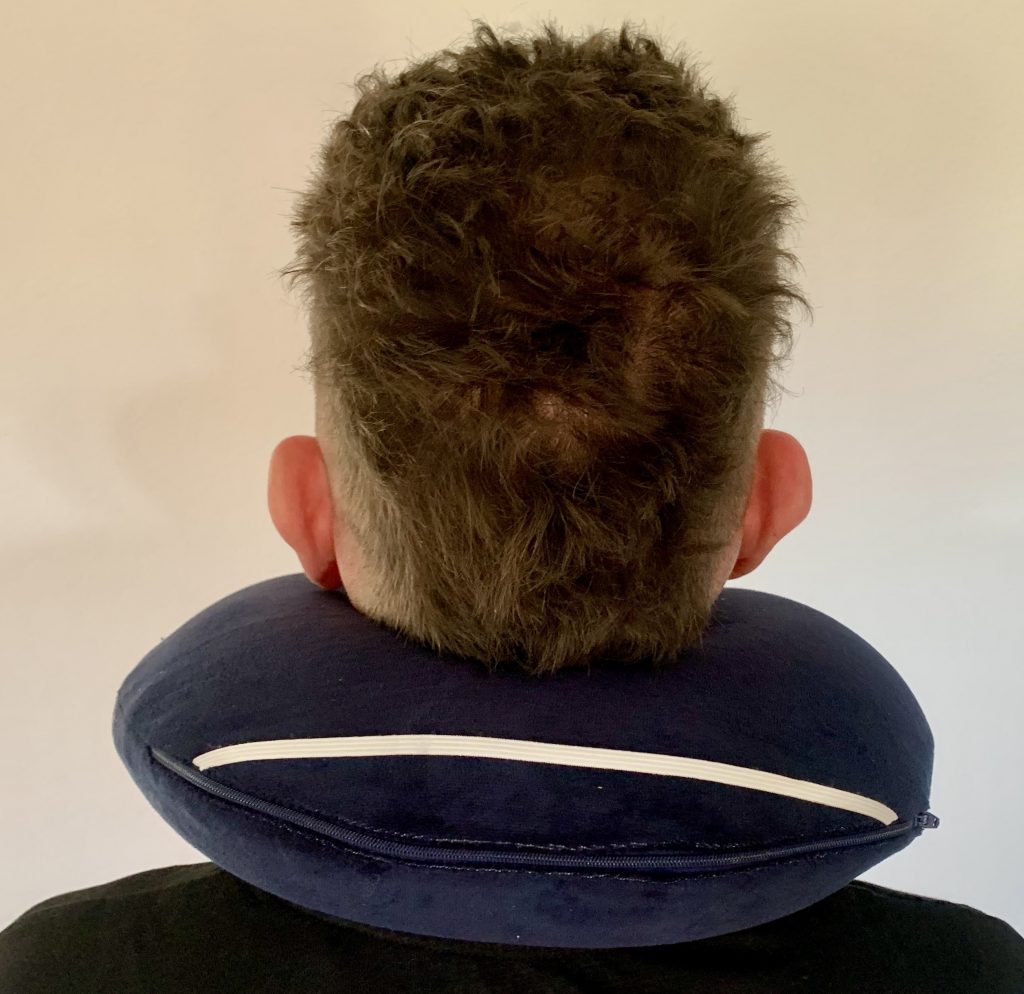 Amazon Basics Nackenkissen von hinten bei männlicher Testperson