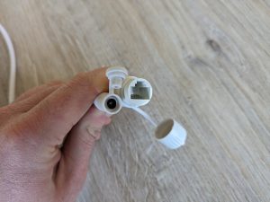 Anschlüsse der Reolink Duo 3 PoE M81L Überwachungskamera in der Nahansicht