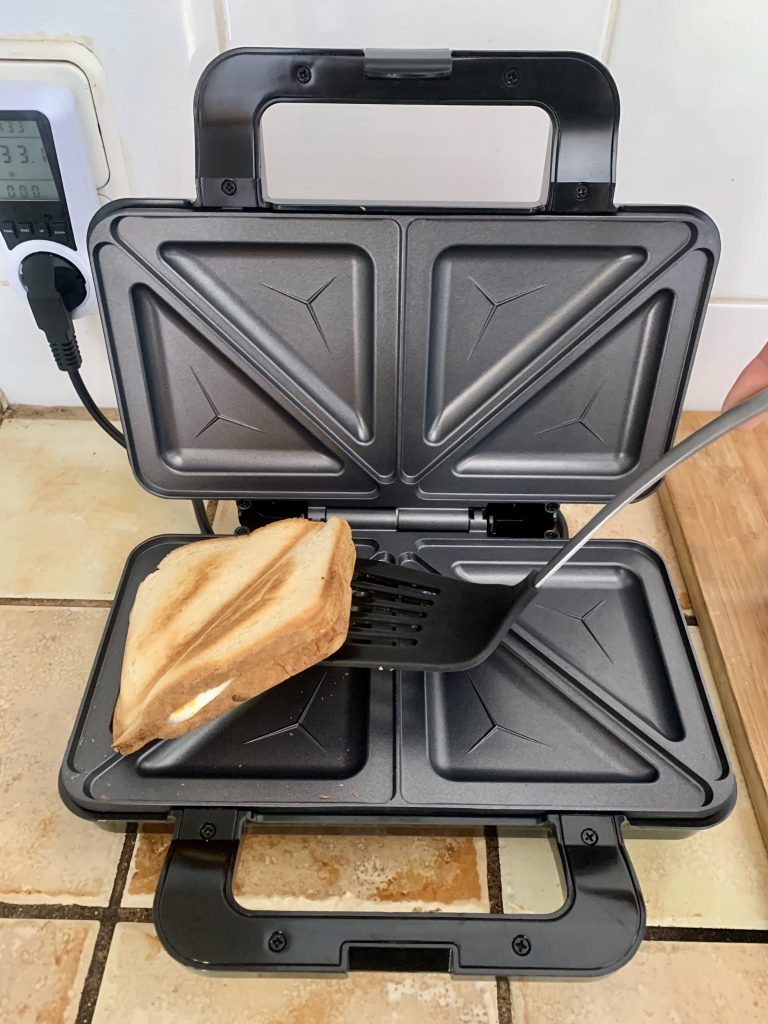 Bestron ‎ASM90XLCO XL-Sandwichmaker Entnahme Sandwich mit Pfannenwender