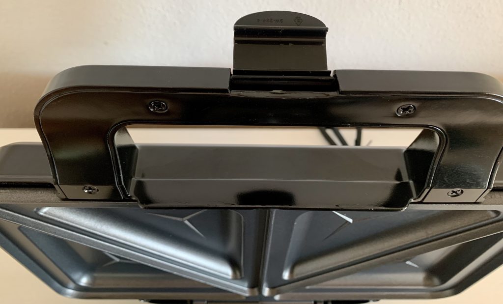 Bestron ‎ASM90XLCO XL-Sandwichmaker Griff mit geöffnetem Verschluss