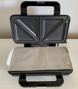 Bestron ‎ASM90XLCO XL-Sandwichmaker geöffnet mit Schutzpapier