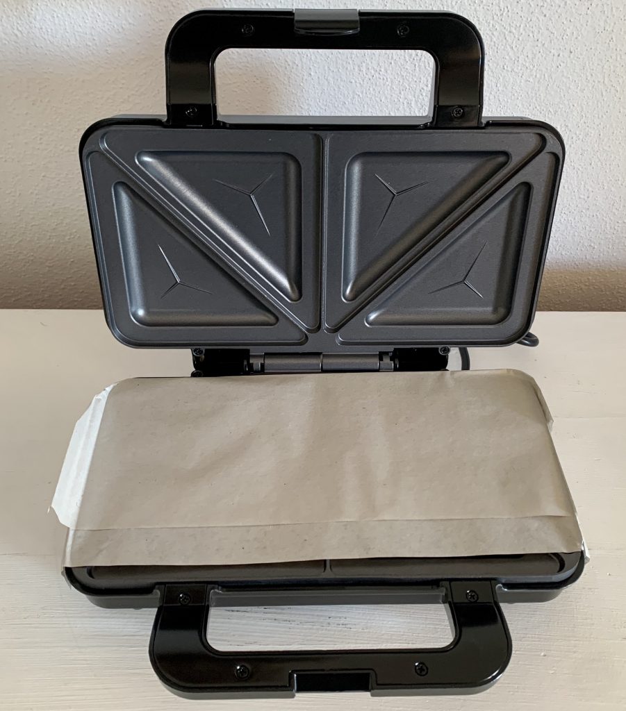 Bestron ‎ASM90XLCO XL-Sandwichmaker geöffnet mit Schutzpapier