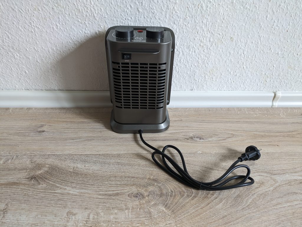 Brandson Heizlüfter von hinten an der Wand