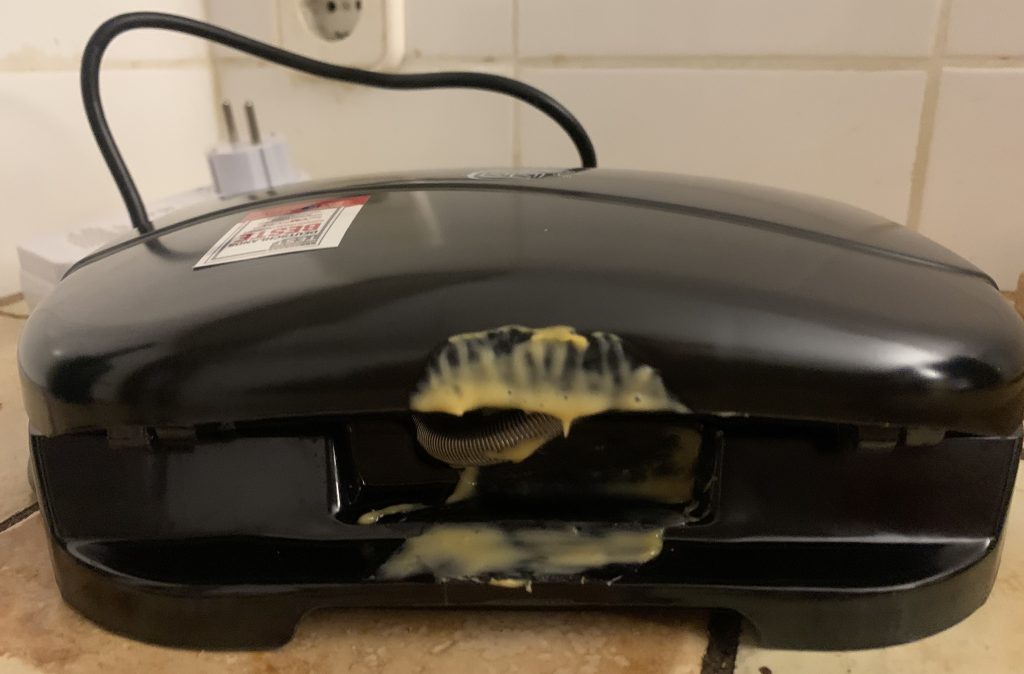 CLATRONIC® ST 3477 Sandwichmaker Gehäuserückseite mit ausgelaufenem Käse