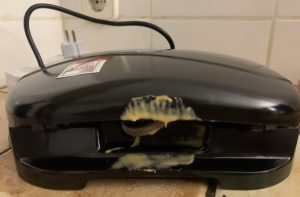 CLATRONIC® ST 3477 Sandwichmaker Gehäuserückseite mit ausgelaufenem Käse