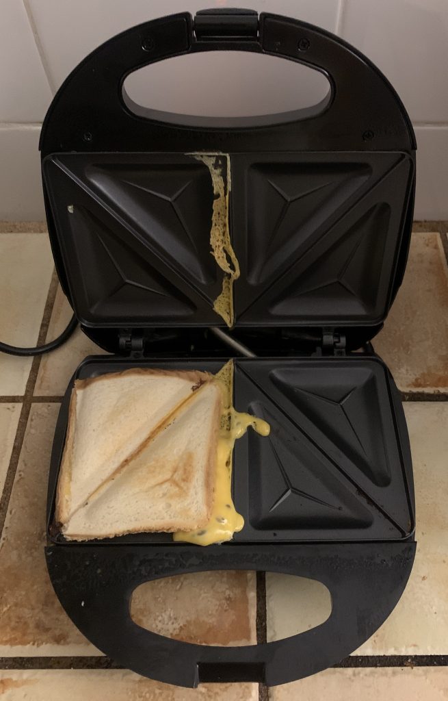CLATRONIC® ST 3477 Sandwichmaker nach der Zubereitung eines Sandwiches mit wenig Belag