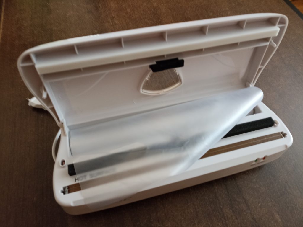 Clatronic FS 3261 Vakuumierer, geöffnetes GErät mit Folienrolle 2