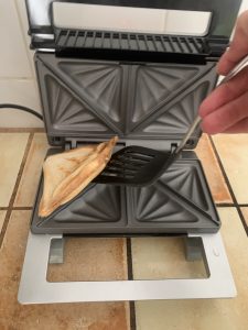 Cloer 6219 Sandwichmaker Sandwich beim Herausnehmen