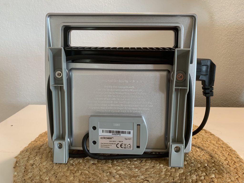 Cloer 6219 Sandwichmaker von hinten mit aufgewickeltem Kabl und Stecker im Steckerdepot