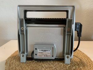 Cloer 6219 Sandwichmaker von hinten mit aufgewickeltem Kabl und Stecker im Steckerdepot