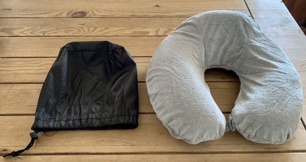 Ecosafeter Nackenkissen ausgepackt mit Transportbeutel