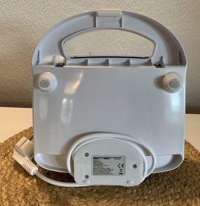Emerio ST-109724.3 Sandwichmaker von unten mit aufgewickeltem Kabel