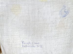 Frosch Citrus Waschmittel, Ergebnis Kaltwäsche 30 Grad, unterer Abschnitt im Durchlicht