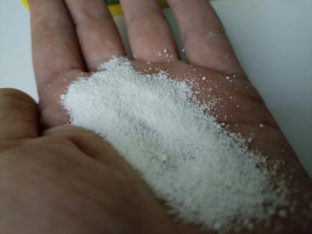 Frosch Citrus Waschmittel, Waschpulver auf der Hand
